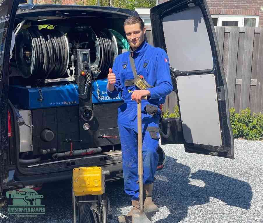 Een tevreden monteur met opgestoken duim naast de bestelbus, slim ingrijpen bespaart kosten bij een verstopte afvoer in Kampen