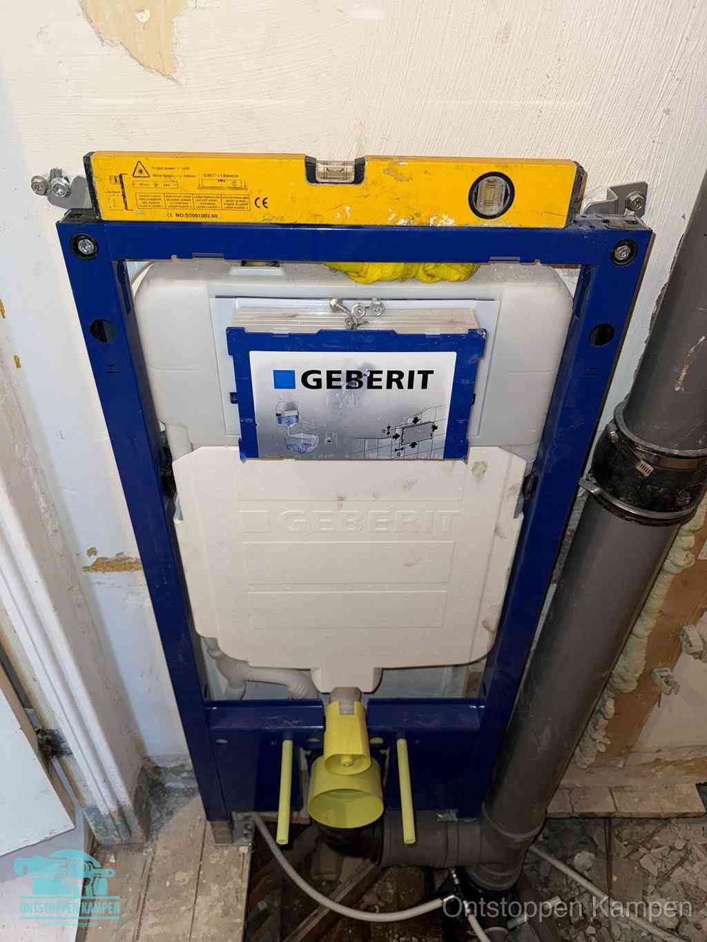 Een Geberit inbouwreservoir met frame voor een hangtoilet tegen de wand, met de afvoerbocht naar de vloer, kenmerkend voor een verstopt hangtoilet in Kampen
