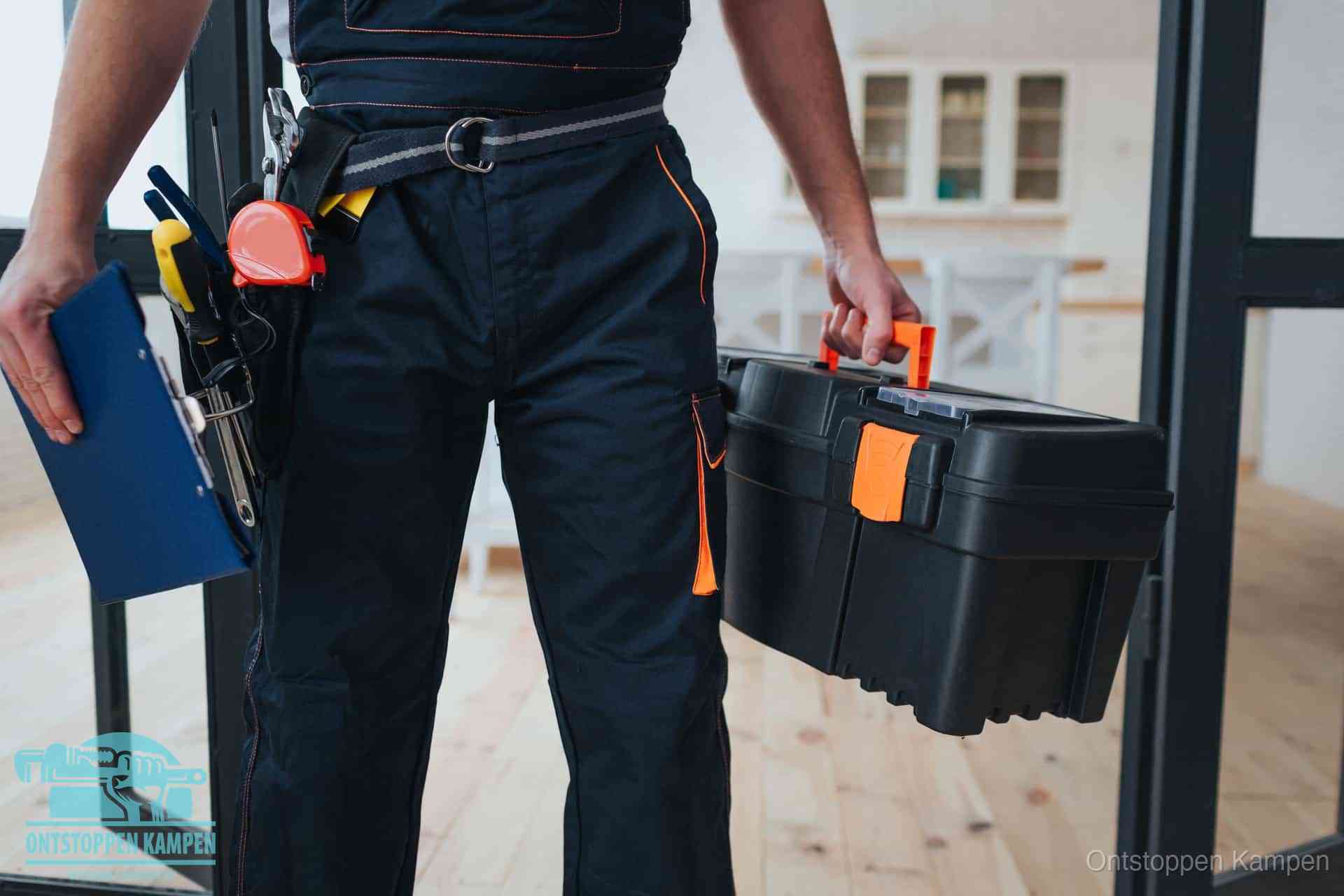 Een monteur met gereedschapsriem en klembord, klaar om een transparante prijs voor het wc ontstoppen in Kampen te geven