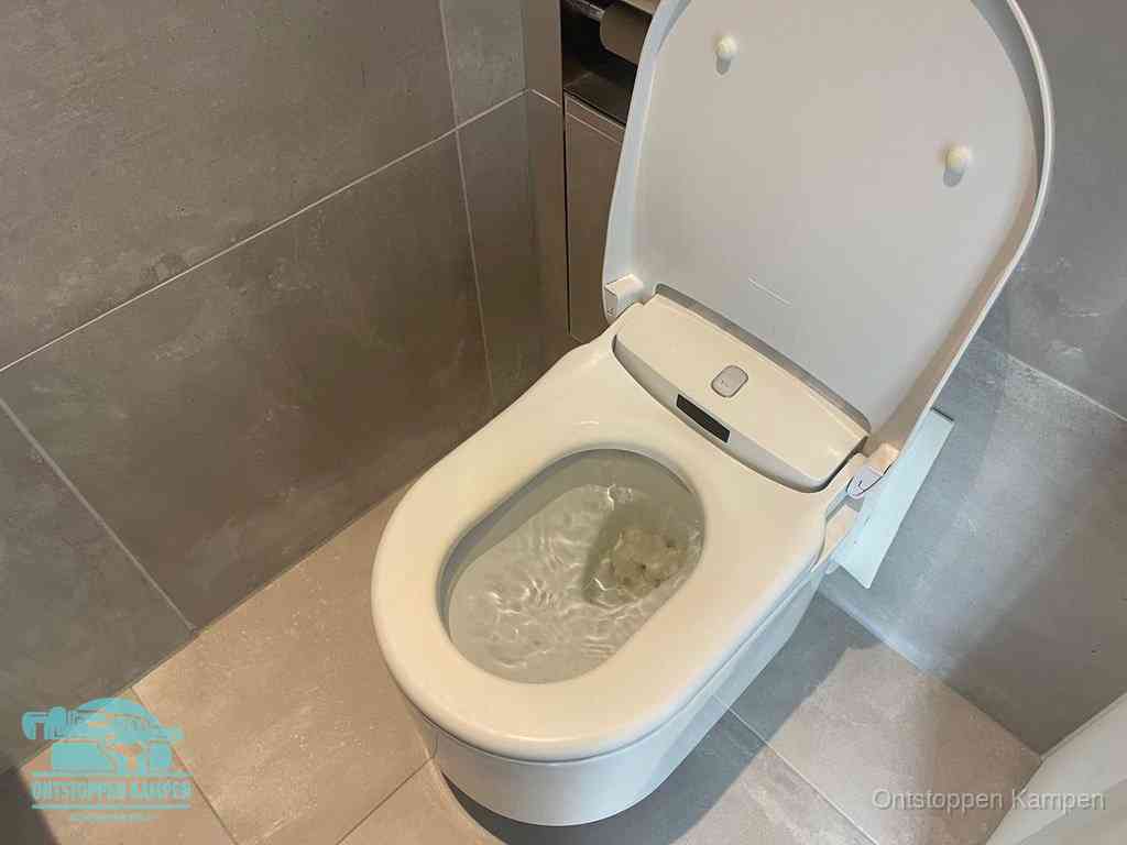 Een toiletpot vol troebel water met drijvend papier en restanten, de meest voorkomende oorzaak van een verstopte wc in Kampen