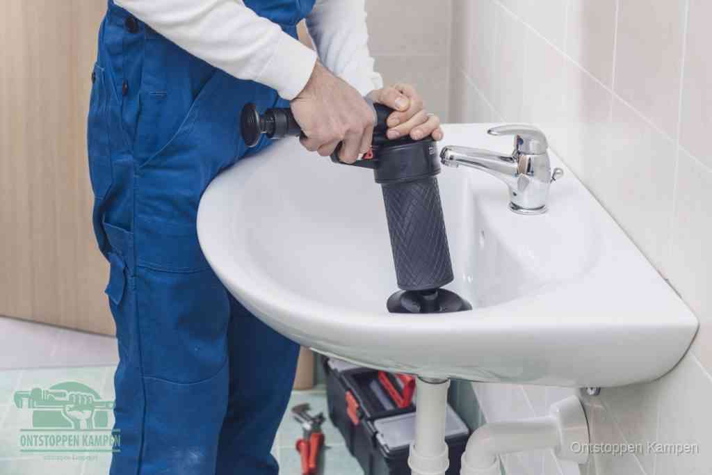 Een te ruwe doe-het-zelf poging met een hand-pomp op de afvoer van een badkamer-wastafel, een van de veelgemaakte fouten bij afvoer ontstoppen in Kampen