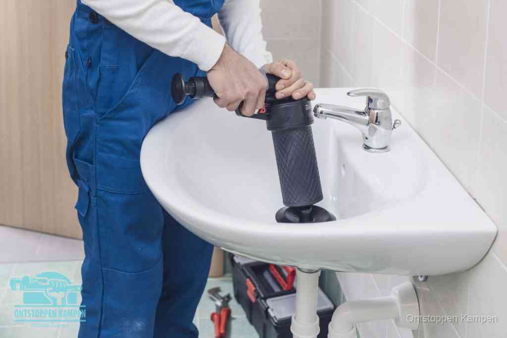 Een te ruwe doe-het-zelf poging met een handmatige perslucht-ontstopper op een sanitair-afvoer, een van de veelgemaakte fouten bij wc ontstoppen in Kampen