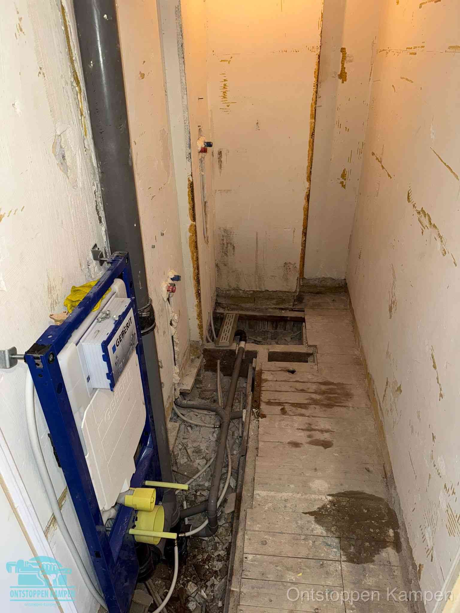 Een opgebroken toiletruimte tijdens renovatie met een Geberit inbouwreservoir en blootliggende oude afvoerleidingen, typisch voor oudere woningen in Kampen